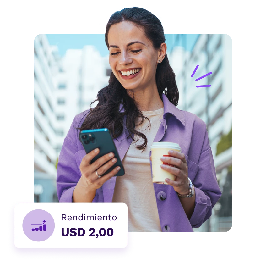 Invertir en dólares Mujer sonriente usando su app prex que muestra el rendimiento en dólares de su dinero.